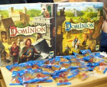 Dominion - Intrigue, la nouvelle version et la version de base toutes 2 remaniées graphiquement... notez la complémentarité des designs...