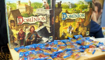 Dominion - Intrigue, la nouvelle version et la version de base toutes 2 remaniées graphiquement... notez la complémentarité des designs...