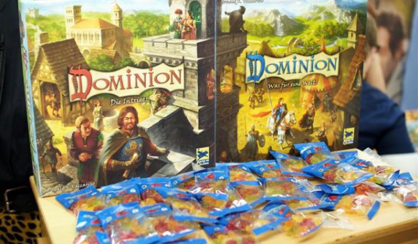 Dominion - Intrigue, la nouvelle version et la version de base toutes 2 remaniées graphiquement... notez la complémentarité des designs...